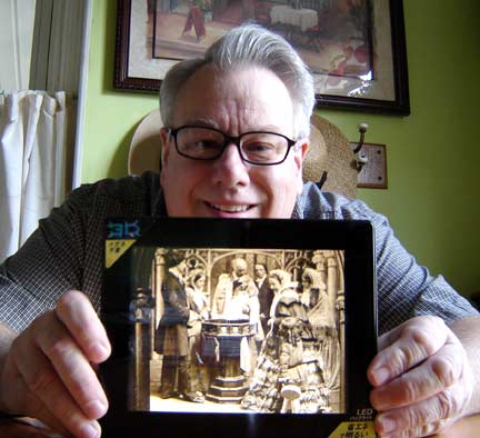 Frank DeFreitas showing a 3D autostereoscopic display with a synthesized 19th century 3D stereoview photo.